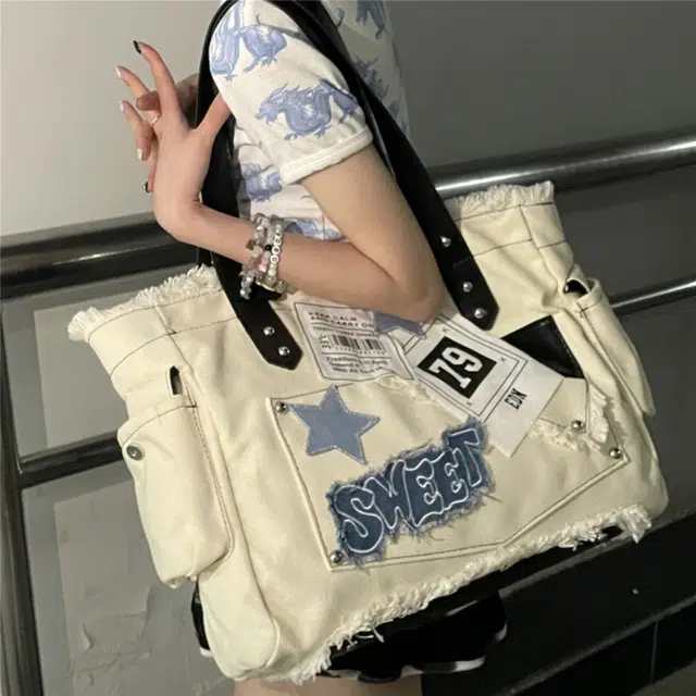 WORM'S HOME Tote