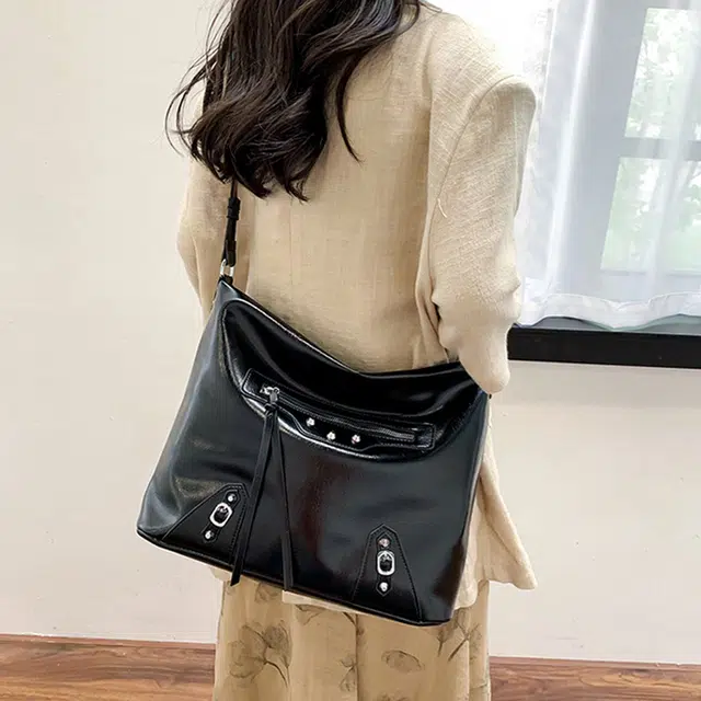 WORM'S HOME PU Tote