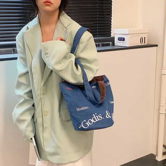 WORM'S HOME Tote