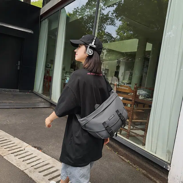 醇龙防泼水外出斜挎包男女初中高中学生单肩书包大容量轻便简约包 皮膜