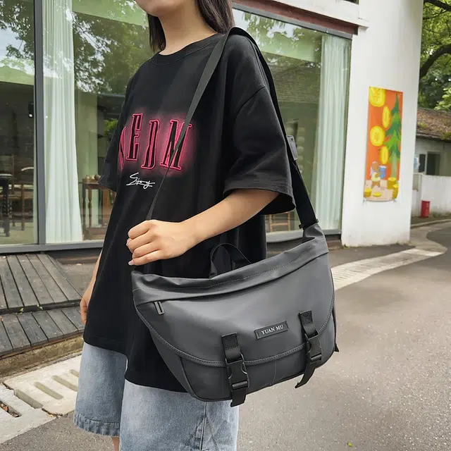 醇龙防泼水外出斜挎包男女初中高中学生单肩书包大容量轻便简约包 皮膜