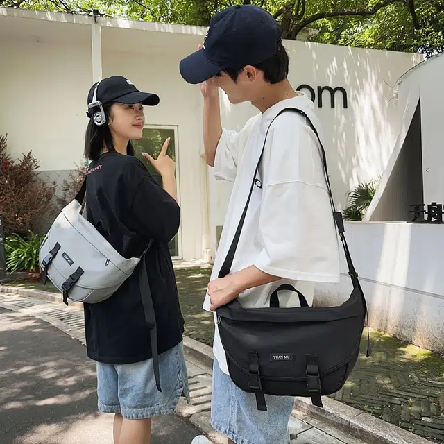 醇龙防泼水外出斜挎包男女初中高中学生单肩书包大容量轻便简约包 皮膜