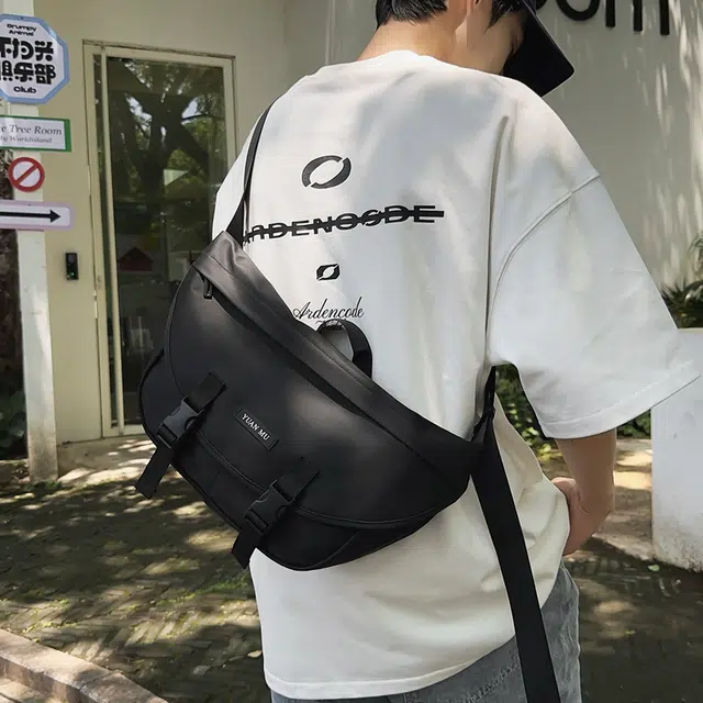 醇龙防泼水外出斜挎包男女初中高中学生单肩书包大容量轻便简约包 皮膜