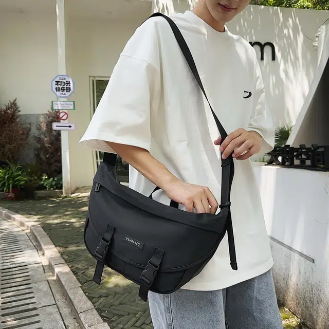 醇龙防泼水外出斜挎包男女初中高中学生单肩书包大容量轻便简约包 皮膜