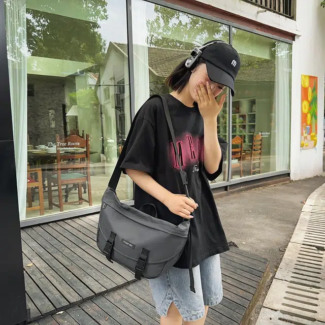 醇龙防泼水外出斜挎包男女初中高中学生单肩书包大容量轻便简约包 皮膜