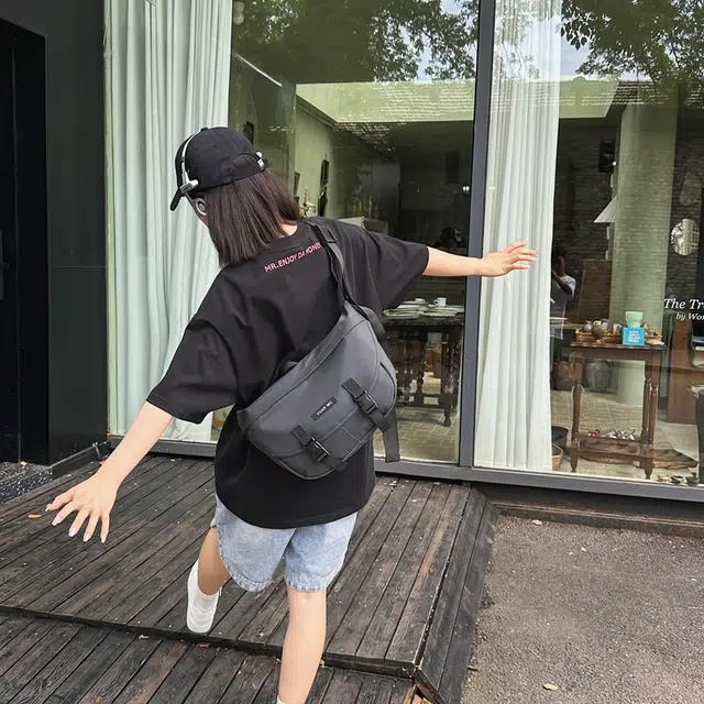 醇龙防泼水外出斜挎包男女初中高中学生单肩书包大容量轻便简约包 皮膜