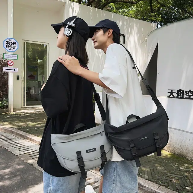 醇龙防泼水外出斜挎包男女初中高中学生单肩书包大容量轻便简约包 皮膜