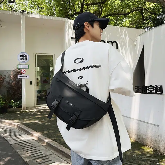 醇龙防泼水外出斜挎包男女初中高中学生单肩书包大容量轻便简约包 皮膜