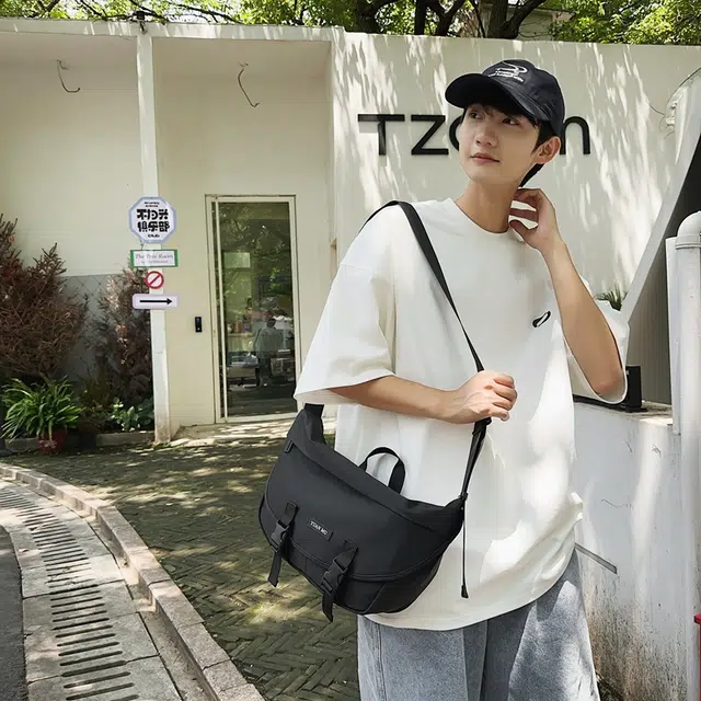 醇龙防泼水外出斜挎包男女初中高中学生单肩书包大容量轻便简约包 皮膜