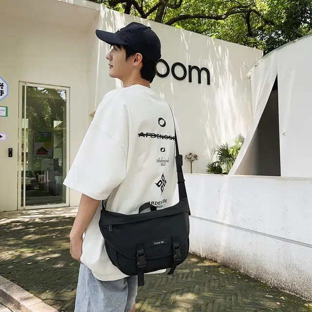 醇龙防泼水外出斜挎包男女初中高中学生单肩书包大容量轻便简约包 皮膜