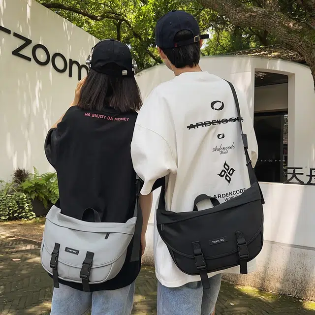 醇龙防泼水外出斜挎包男女初中高中学生单肩书包大容量轻便简约包 皮膜