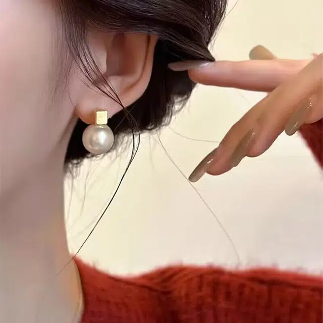 925