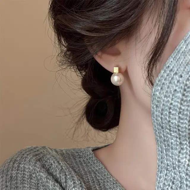 925
