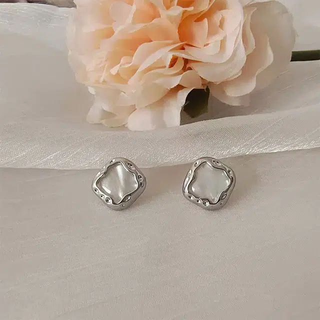925