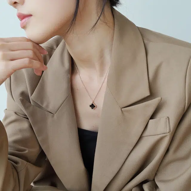 HOLLY RYAN 18k
