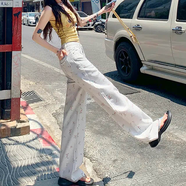 人本 韩系舒适轻盈甜美高腰垂感小碎花显瘦直筒宽松时尚牛仔裤 女款