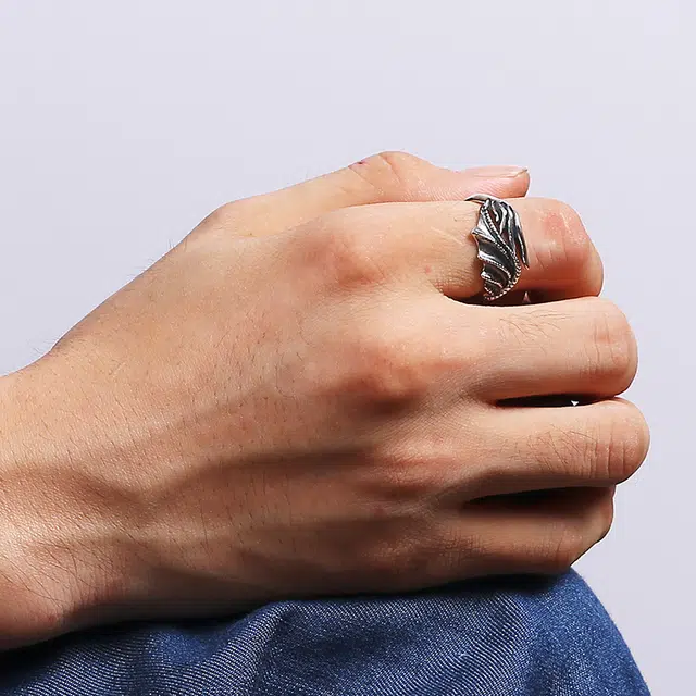 925