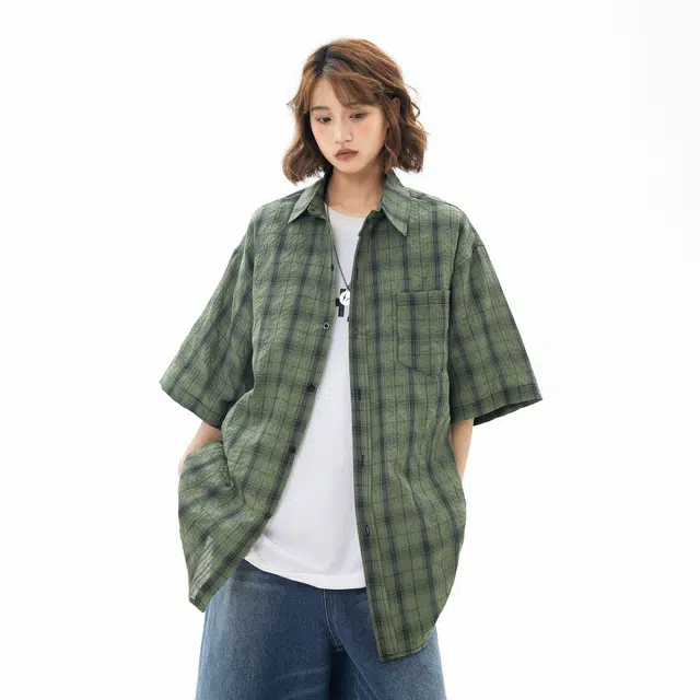 大卫贝肯 韩版复古格子基础款时尚休闲学院风小众褶皱设计随性慵懒感无性别主义宽松百搭轻薄凉爽透气日常通勤翻领短袖衬衫 男女同款