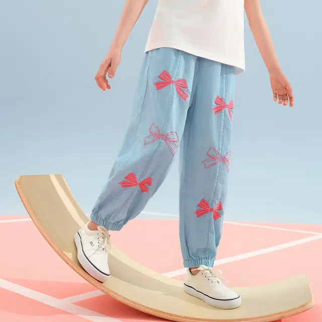 唐狮童装 松紧腰蝴蝶结图案舒适时尚洋气束脚牛仔裤 儿童款 浅蓝色