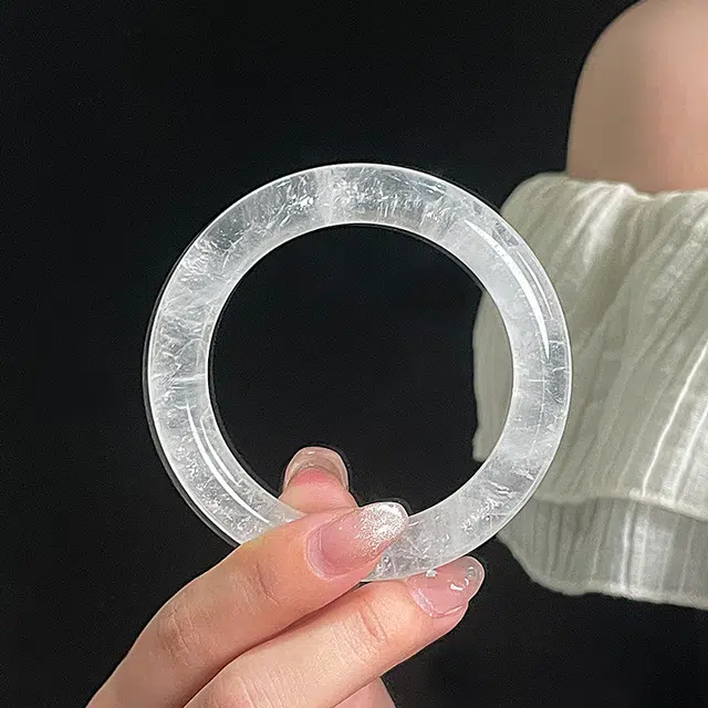 久爱 【净化负能量】白阿塞碎碎冰白幽灵圆条镯子新中式清冷感优雅轻奢#好运天然 白水晶 手镯 女款