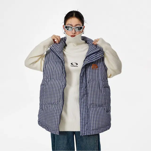 卡皮巴拉小黄豚 美式复古高街解构拼接氛围感卡通仿刺绣字母印花街头嘻哈痞帅宽松格纹叠穿无袖坎肩户外通勤保暖舒适立领棉衣外套马甲 男女同款