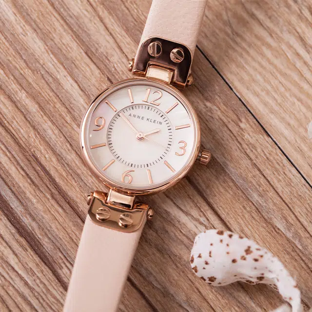 安妮克莱因 腕表 石英机芯 牛皮表带 白色表盘 女表 商务休闲