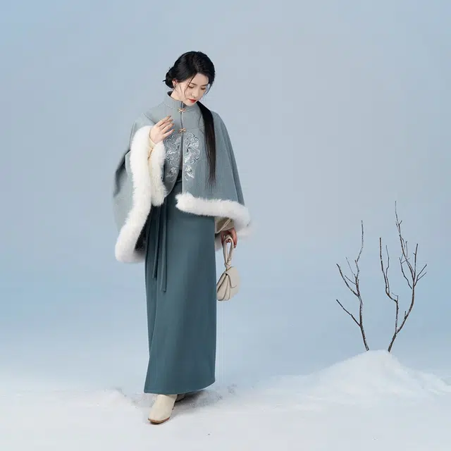 喻雪织造司原创宋制汉服新中式清冷感斗篷披风呢子外套旋裙两件套