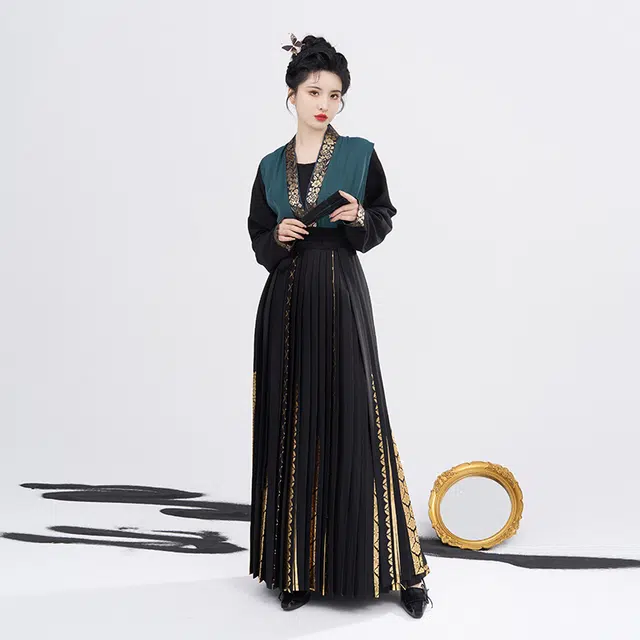 织造司原创唐制汉服鎏金仿妆花织金唐褙子改良中式圆领衫烫金褶裙