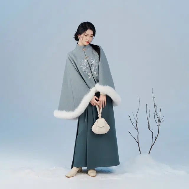 喻雪织造司原创宋制汉服新中式清冷感斗篷披风呢子外套旋裙两件套