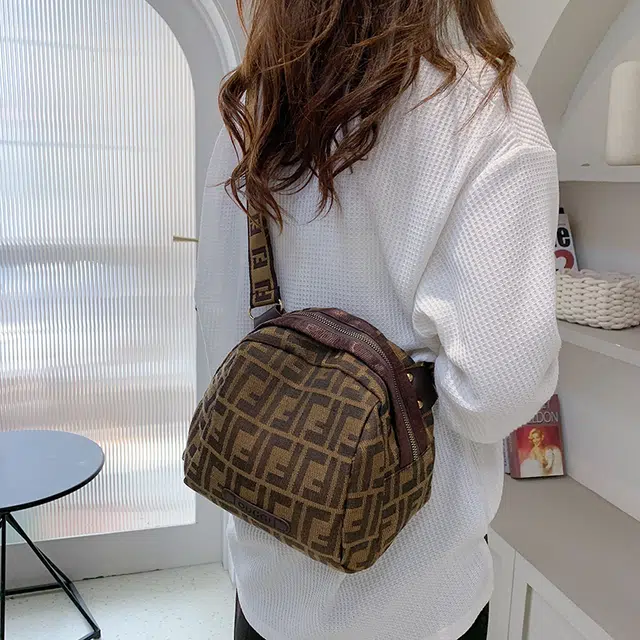 雅鹿 时尚百搭 拉链闭合设计 帆布 帆布包单肩包 女款 咖啡色
