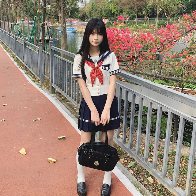 冰淇淋与鲸 夏季 学院风穿搭甜美原创日系校供感海军领纯色制服 女款 白拼绀短袖水手服上衣+带襟线百褶裙  买赠送领结