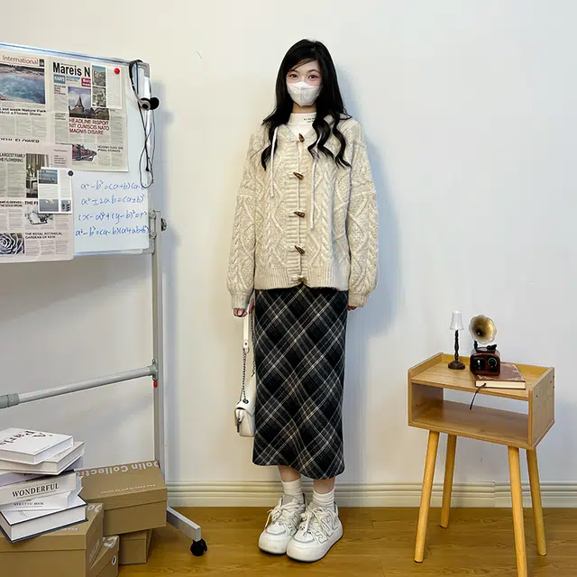 冰淇淋与鲸 复古牛角扣麻花针织连帽毛衣 女款 燕麦色