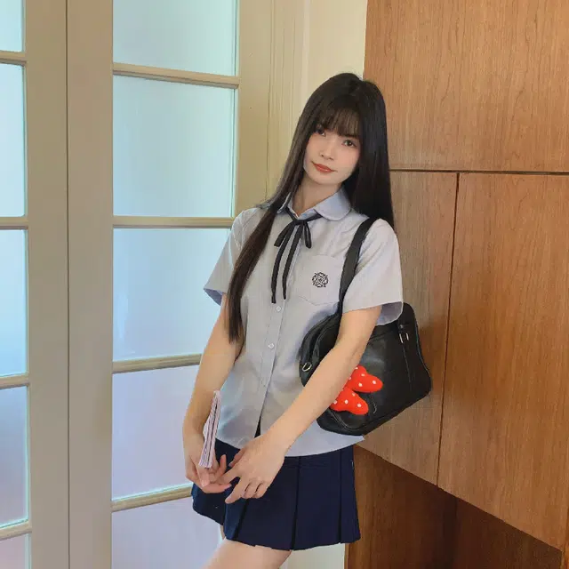 冰淇淋与鲸 夏季 学院风设计感刺绣衬衣纯色简约休闲高级感短袖衬衫 女款 浅蓝色