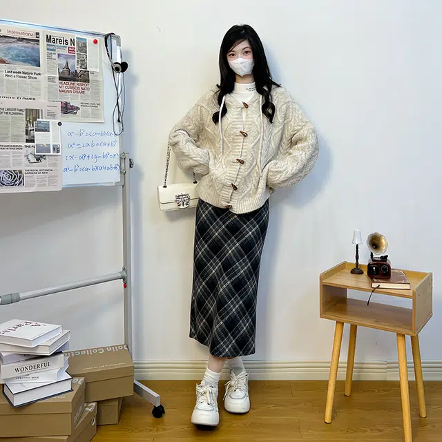 冰淇淋与鲸 复古牛角扣麻花针织连帽毛衣 女款 燕麦色
