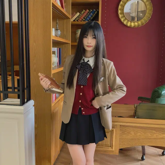 冰淇淋与鲸 秋季学院风短款长袖衬衫纯色刺绣针织马甲单排扣西服外套百褶短款高腰半身裙裙装套装 女款