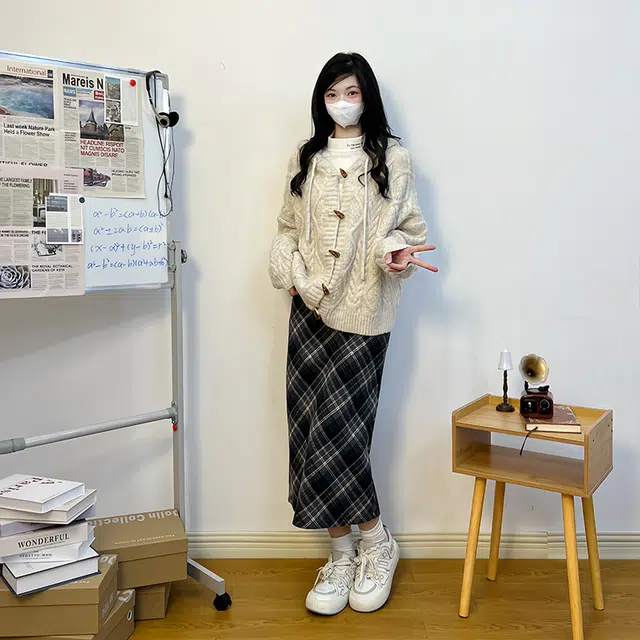 冰淇淋与鲸 复古牛角扣麻花针织连帽毛衣 女款 燕麦色