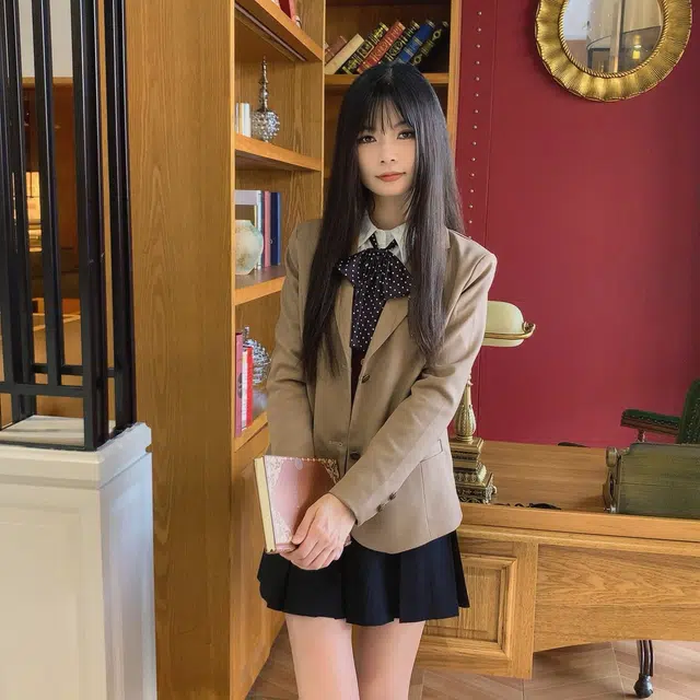 冰淇淋与鲸 秋季学院风短款长袖衬衫纯色刺绣针织马甲单排扣西服外套百褶短款高腰半身裙裙装套装 女款