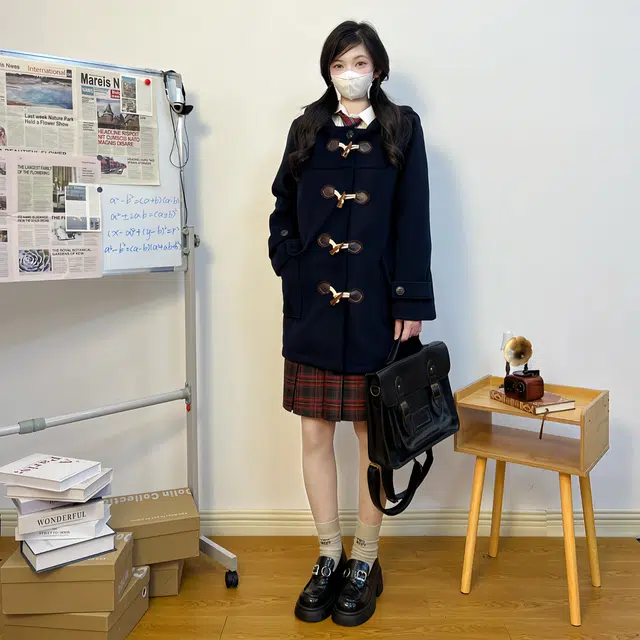 冰淇淋与鲸 纯色连帽牛角扣大口袋毛呢大衣学院风格纹半身裙制服 女款