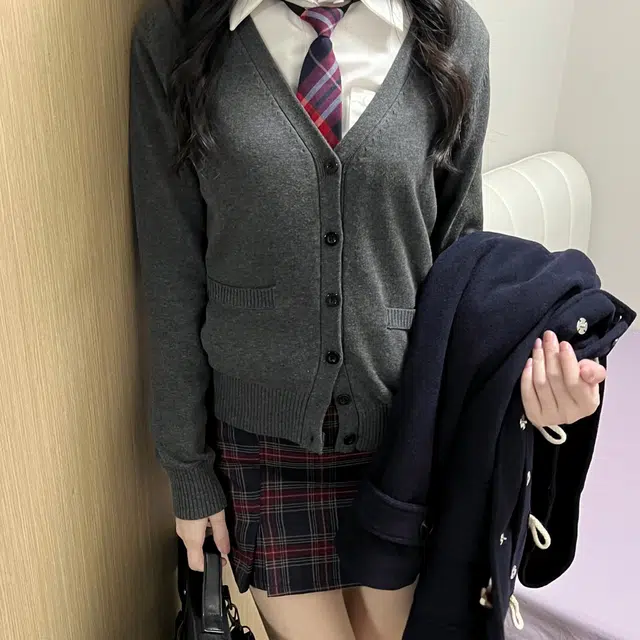 冰淇淋与鲸 纯色牛角扣连帽加厚夹棉多口袋中长款毛呢大衣 女款 绀色