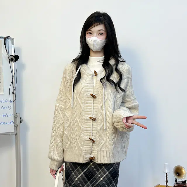 冰淇淋与鲸 复古牛角扣麻花针织连帽毛衣 女款 燕麦色