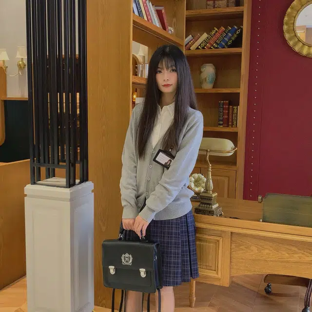 冰淇淋与鲸 学院风经典纯色针织衫宽松温柔休闲长袖衬衫收腰高腰短款百褶裙裙装套装 女款