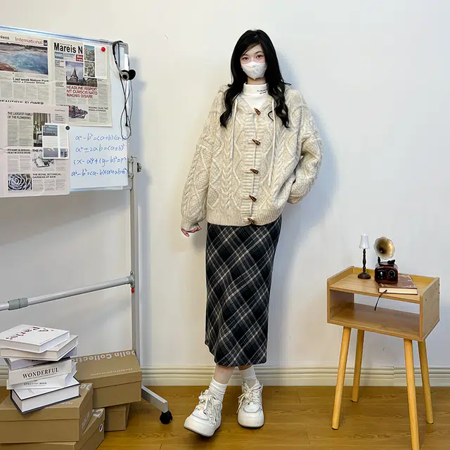 冰淇淋与鲸 复古牛角扣麻花针织连帽毛衣 女款 燕麦色