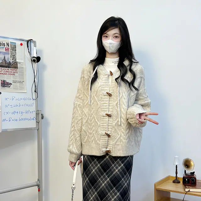 冰淇淋与鲸 复古牛角扣麻花针织连帽毛衣 女款 燕麦色