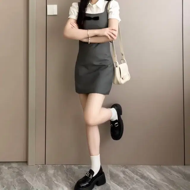 冰淇淋与鲸 纯色简约翻领泡泡袖绑带短袖衬衫蝴蝶结高腰修身背心短裙裙装套装 女款