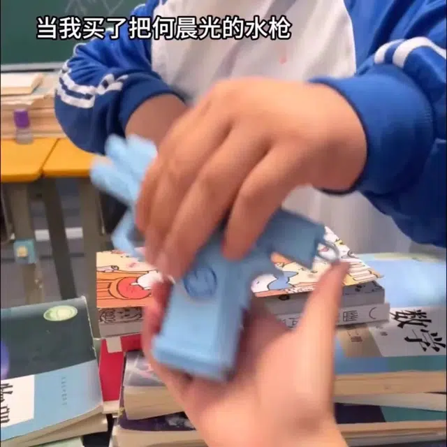 艾情草之恋（玩具） 创意逆天双面水枪 背后喷水 枪型玩具