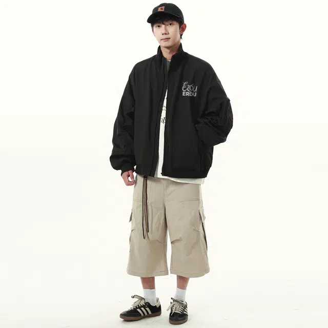 而度 美式复古街头艺术字字母印花设计侧边小口袋收纳日常百搭短款高领夹克外套 男女同款