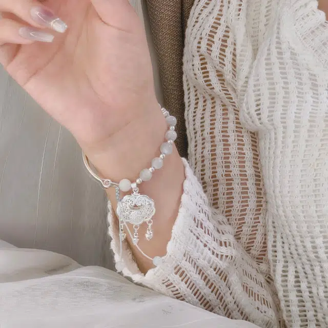 华髻 赠金手机贴 如意平安花朵 小众精美设计平安锁转运招财纳宝高级感轻奢百搭通勤可调节 玉髓 手串 男女同款情侣款