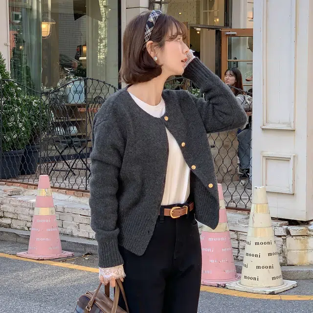 法儿家 柔软时光 小个子短款舒适长袖单排扣针织衫 女款 花灰色