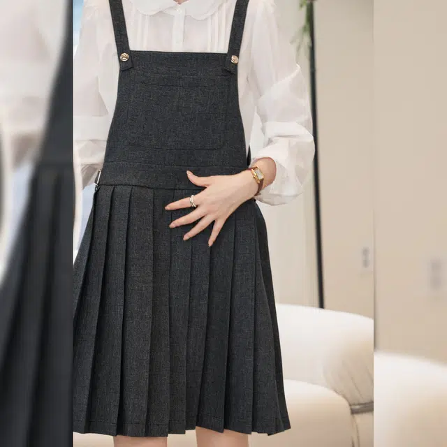 法儿家 学院少女韩系学院风通勤百搭百褶背带连衣裙 女款 深灰色