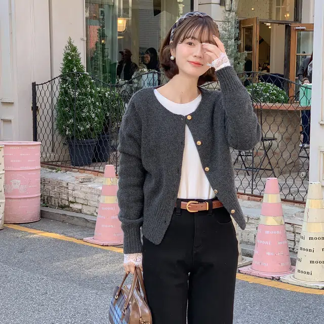 法儿家 柔软时光 小个子短款舒适长袖单排扣针织衫 女款 花灰色
